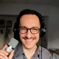 Daniel Frontczak Daniel Frontczak – profesjonalny lektor do nagrań w studio przed mikrofonem